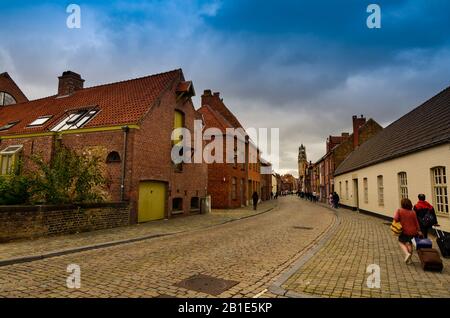 Brüggen, flandern-belgien. August 2019. An die Altstadt heran, zeigt sich der mittelalterliche Aspekt: Gepflasterte Straßen, niedrige rote Ziegelsteinhäuser. Stockfoto