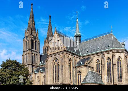 Blick auf die Kirche St. Ludmila unter blauem Himmel in Prag, Tschechien. Stockfoto