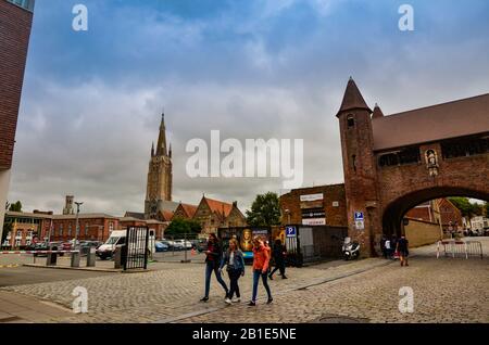 Brüggen, flandern-belgien. August 2019. An die Altstadt heran, zeigt sich der mittelalterliche Aspekt: Gepflasterte Straßen, niedrige rote Ziegelsteinhäuser. Stockfoto