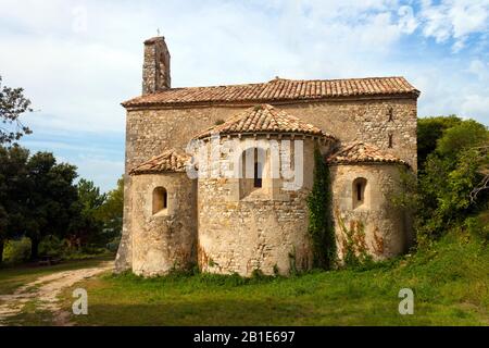 Apsidiolen und Apsidiolen der romantischen Kapelle der Heiligen Cosmas und Damian aus dem 16. Jahrhundert in Gigondas, Vaucluse, Provence-Alpen-Côte d'Azur, Frankreich. Stockfoto