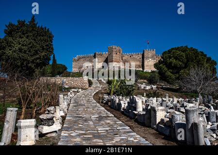 Im Inneren des Schlosses Selcuk befinden sich Zistern verschiedener Größe, enge Gassen mit Steinpflaster und eine Moschee. Auf dem höchsten Hügel, eine Kirchenruine Wi Stockfoto