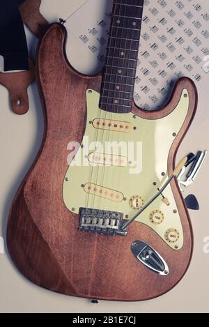 Naturholz Stratocaster Gitarre auf rustikalem Hintergrund Stockfoto