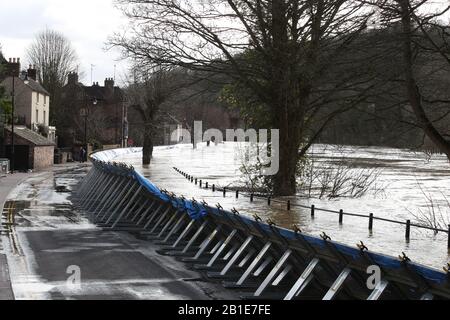 Temporäre Hochwasserschutzbarrieren in Ironbridge, Shropshire, da der Fluss Severn weiterhin hoch bleibt, mit Warnungen vor weiteren Überschwemmungen in ganz Großbritannien. Siehe PA Story WETTERSTURM. Der Fotokredit sollte lauten: Nick Potts/PA Wire Stockfoto