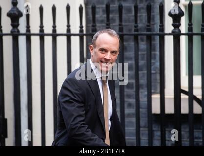 London, Großbritannien. Februar 2020. Dominic Raab, Staatssekretär für auswärtige Angelegenheiten und Commonwealth-Fragen, Erster Staatssekretär, kommt zur wöchentlichen Kabinettssitzung in Downing Street. Kredit: Tommy London/Alamy Live News Stockfoto