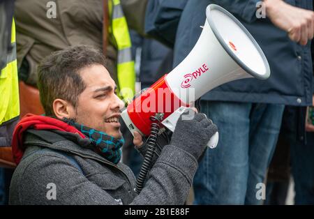 Protegieren Sie mit Megafon bei der Nicht Ausliefernden Assang-Kundgebung in The Strand aus Protest gegen die Auslieferung von WikiLeaks-Gründer Julian Assange in die USA. Stockfoto