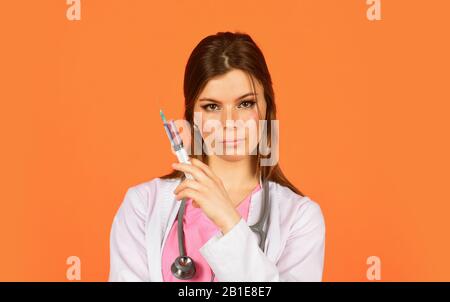 Hausarzt Spritze im Krankenhaus. Krankenschwester Injektion. Grippe oder Influenza. Immunität und Gesundheitspflege. Virusinfektionstest. HPV-Impfstoff. Coronavirus-Epidemie aus china. Stockfoto