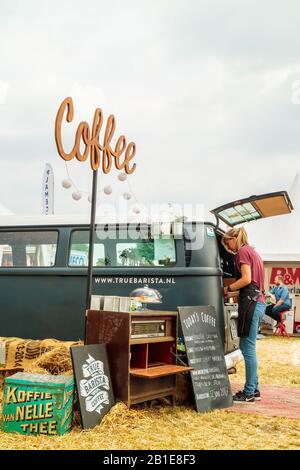 Aalten, NIEDERLANDE - 26. JUNI 2017: Volkswagen Transporter Lebensmittel- und Kaffeewagen auf einer Landesmesse in Aalten, Niederlande Stockfoto