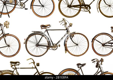 Sammlung von verrosteten Oldtimer-Fahrrädern, isoliert auf weißem Hintergrund Stockfoto