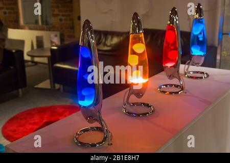 Verschiedene farbige (rote, gelbe und blaue) Lava Lampen, Lavalamps, ausgestellt im Poole Museum for Light Up Poole, Poole, Dorset UK im Februar Stockfoto