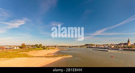 Panoramablick auf die niederländische Stadt Nijmegen mit dem Fluss Waal vor dem Hotel Stockfoto