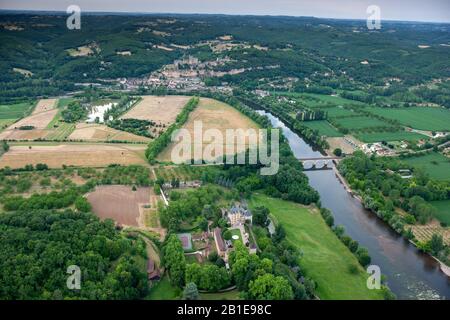 Arial Blick auf Chateau Fayrac und Chateau Beynac von einem Heißluftballon Dordogne Frankreich Stockfoto