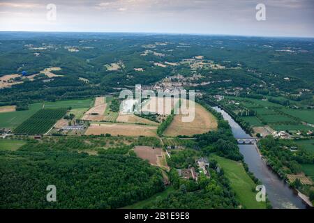 Arial Blick auf Chateau Fayrac und Chateau Beynac von einem Heißluftballon Dordogne Frankreich Stockfoto