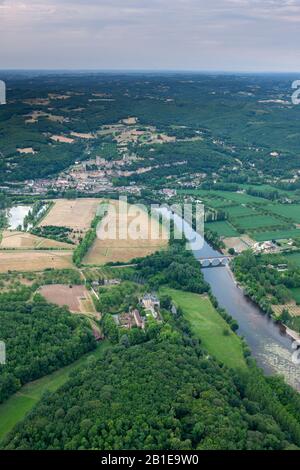 Arial Blick auf Chateau Fayrac und Chateau Beynac von einem Heißluftballon Dordogne Frankreich Stockfoto