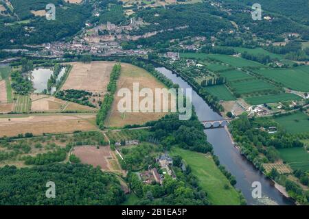 Arial Blick auf Chateau Fayrac und Chateau Beynac von einem Heißluftballon Dordogne Frankreich Stockfoto