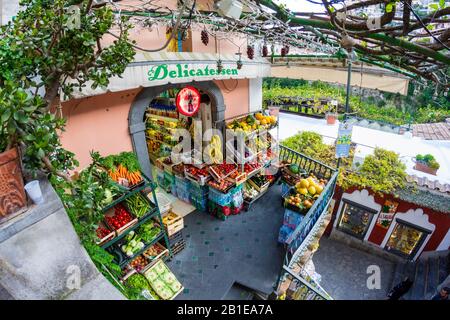 Obstmarkt mit verschiedenen bunten frischen Obst und Gemüse Stockfoto