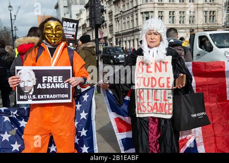 Demonstranten mit Plakaten bei der Nicht Ausliefernden Assange Rallye, London, aus Protest gegen die Auslieferung von WikiLeaks-Gründer Julian Assange in die USA. Stockfoto