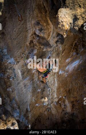 Man Leading Rock Climbing Route, in Kalymnos, Griechenland. Stockfoto