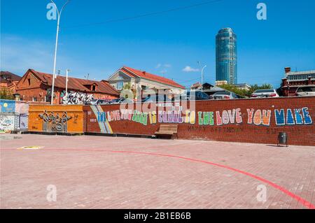 JEKATERINBURG, RUSSLAND - 24. AUGUST 2013. Denkmal für Die Beatles und die Wand, die die Häuser der Beatles in Liverpool darstellen und alle können gehen Stockfoto