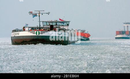 Eisbrecher zerkleinerten das Eis auf dem IJsselmeer für die Schifffahrt, Niederlande, Ijsselmeer Stockfoto