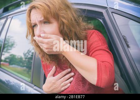 Frau, die an Bewegungskrankheit in einem Auto leidet Stockfoto