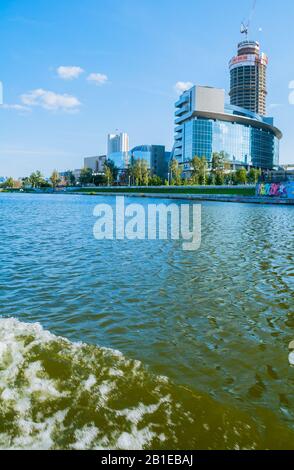 JEKATERINBURG, RUSSLAND - 24. AUGUST 2013. Blick auf die Architektur des urbanen Sommers - moderne Gebäude für Geschäfts- und Verwaltungsgebäude am Ufer des I. Stockfoto