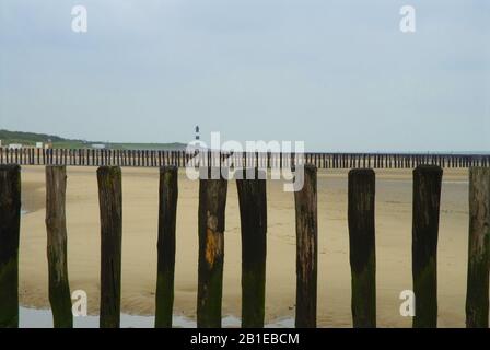 Leuchtturm und Wellenbrecher am Strand, Niederlande, Zeeland, Breskens Stockfoto