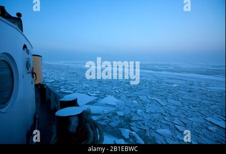 Blick von einem Eisbrecher zum gefrorenen IJsselmeer, Niederlande, Ijsselmeer Stockfoto