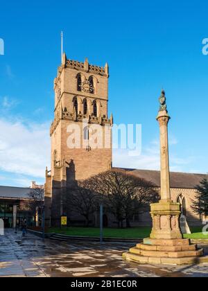 Die Kirchturm Church Teil des Stadt-Kirchen-Gebäudes und das Mercat Kreuz auf Nethergate Dundee Schottland Stockfoto