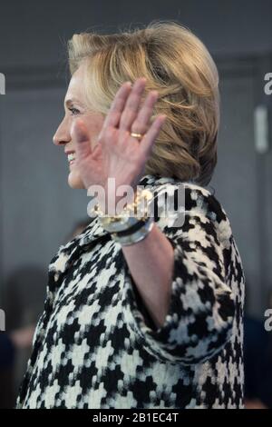 Berlin, Deutschland. Februar 2020. 70. Berlinale, Photocall, Berlinale Special, Hillary: Hillary Rodham Clinton, ehemalige US-Außenministerin Das Internationale Filmfestival findet vom 20.02. Bis 01.03.2020 statt. Kredit: Jörg Carstensen / dpa / Alamy Live News Stockfoto