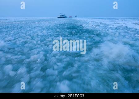 Eisbrecher zerkleinerten das Eis auf dem IJsselmeer für die Schifffahrt, Niederlande, Ijsselmeer Stockfoto