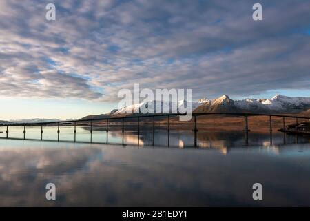 Die Andøybrua (Andøy-Brücke) über die Risøysundet zwischen Andøya und Hinnøya, Andøy, Nordland, Norwegen Stockfoto