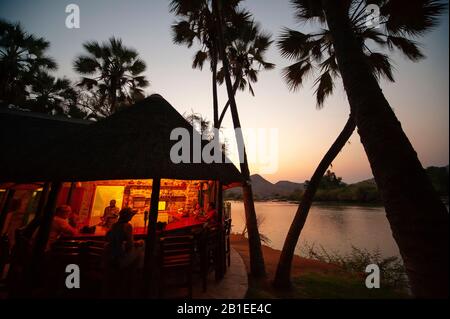 Bar in der Omarunga Lodge, am Ufer des Kunene-Flusses an der Grenze zu Angola, Epupa Falls, in Namibia Stockfoto