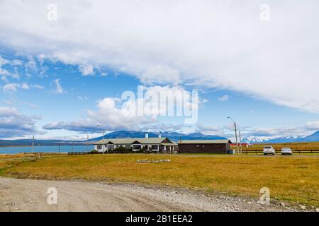 Flaches Hotel am Senoret Channel, Puerto Bories, ein kleines Dorf in Patagonien in der Nähe von Puerto Natales, Provinz Ultima Esperanza, Süd-Chile Stockfoto