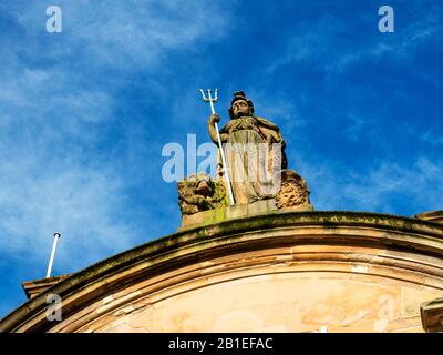 Britannia Statue auf dem ehemaligen Clydesdale Bank Building in Der High Street Dundee Scotland Stockfoto