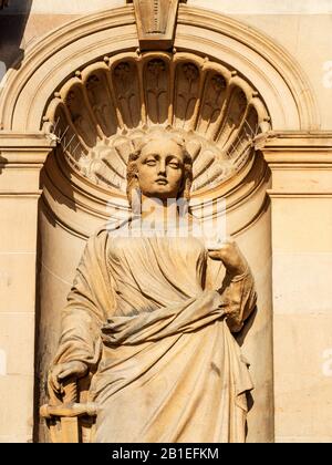 Detail der Statue of Justice mit ihrem Schwert im ehemaligen Clydesdale Bank Building High Street Dundee Scotland Stockfoto