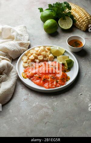 Tiradito de Lachs - peruanisches Gericht mit rohem Fisch, Carpaccio Stockfoto