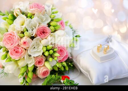 Blumenstrauß für die Hochzeit mit leuchtenden Blumen und Platz für Text Stockfoto