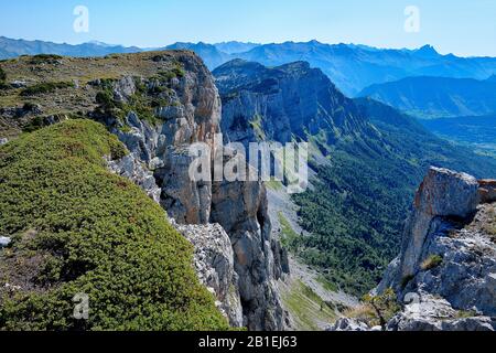 Von Les Tourelles, Blick auf die Camplong-Orgeln und das Val d'Azun, in der Ferne der Pic du Midi d'Ossau, Pyrenäen, Frankreich