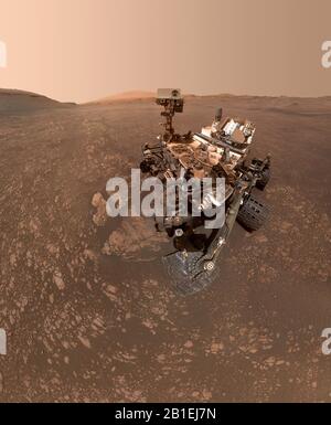 Mars - 12. Mai 2019 - der Curiosity Mars Rover der NASA nahm diesen selfie am 12. Mai 2019 (der 2.405te Marstag, kurz sol, der Mission). Unten links Stockfoto