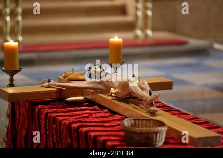 Holzkreuz mit christus am ostertag Stockfoto