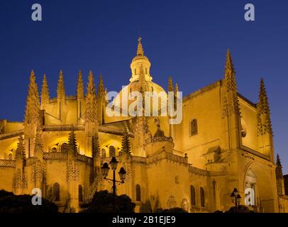 Kathedrale von Segovia mit Blick auf die Nacht. Castilla y Leon, Spanien Stockfoto