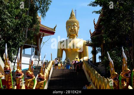 Thailand; Pattaya: 18 Meter hohe goldene Statue des großen Buddha auf dem Hügel Khao Phra Tamnak zwischen South Pattaya und Jomtien Stockfoto