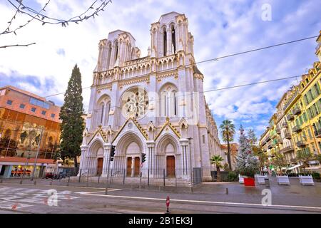 Die Basilika Notre-Dame de Nice und die Straße von Nizza. Stadt an der französischen riviera. Stockfoto