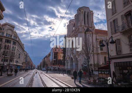 Nizza, Frankreich, 17. Januar 2019 - Die Basilika Notre-Dame de Nice und die belebte Straßenansicht. Stadt an der französischen riviera. Die zwischen 1864 und erbaute Basilika Stockfoto