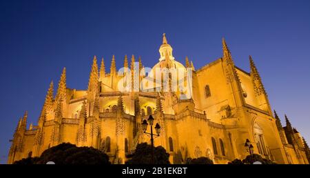 Kathedrale von Segovia mit Blick auf die Nacht. Castilla y Leon, Spanien Stockfoto