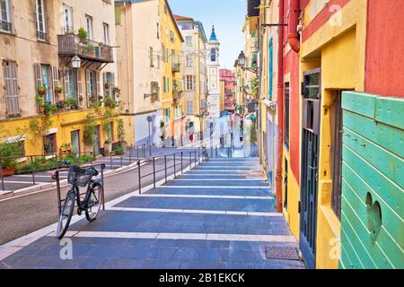 Stadt schöne bunte Straße Architektur und Blick auf die Kirche, touristisches Ziel der Französischen Riviera, Alpes Maritimes Abteilung von Frankreich Stockfoto