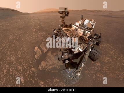 Mars - 12. Mai 2019 - der Curiosity Mars Rover der NASA nahm diesen selfie am 12. Mai 2019 (der 2.405te Marstag, kurz sol, der Mission). Unten links Stockfoto