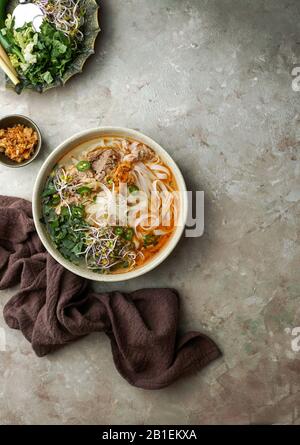 Bun Bo Hue, Bun Bo, vietnamesische Nudelsuppe würzig. Schüssel mit Rindfleisch und Reisvermicelli-Suppe, vietnamesische Nudelküche in Hue Stockfoto