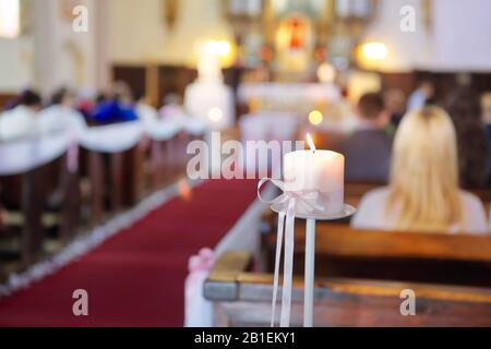 Kirche Dekoration vor der Trauung mit Platz für text Stockfoto
