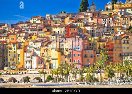 Bunte Fassaden der Cote d Azur Stadt Menton Strand und Blick auf die Architektur, Abteilung Alpes-Maritimes in Südfrankreich Stockfoto